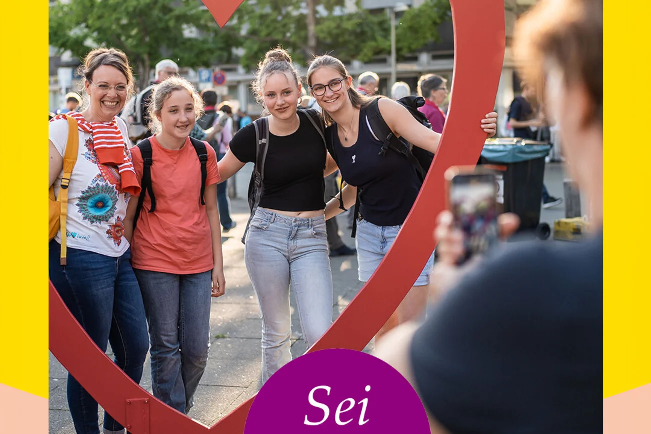 Junge Menschen in der Gruppe, umschlossen von einem Herz