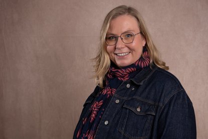 Eine Frau mit blonden langen Haaren und einer Brille, trägt dunkle Kleidung und lächelt in die Kamera. - Copyright: Oliver Beck