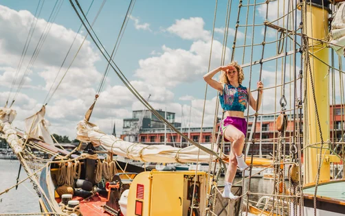 Frau in den Wanten vom Segelschiff