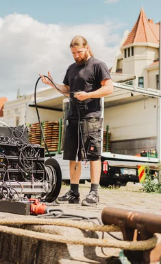 Techniker sortiert Technik für das musical