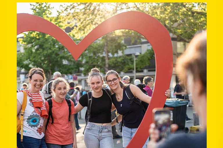 Junge Menschen in der Gruppe, umschlossen von einem Herz
