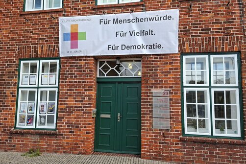Demokratiebanner am Eingang Gemeindehaus
