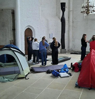 Zelte in einem Kirchraum